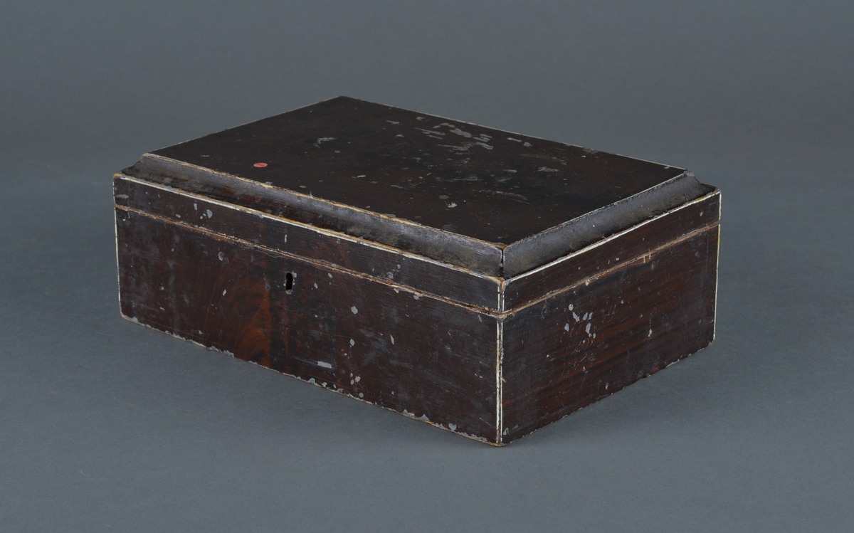 Treskrin for oppbevaring av verktøy og annen redskap.
Lokket er hengslet i bakkant. 
Låsbart, men mangler nøkkel

Påskrift inne i lokket av første eier.