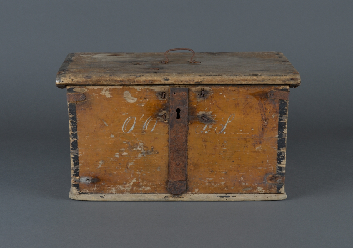 Trekiste for oppbevaring av ulike ting.
Jernbeslag i sidene og foran i låsedelen. Håndtak i jern i lokket.