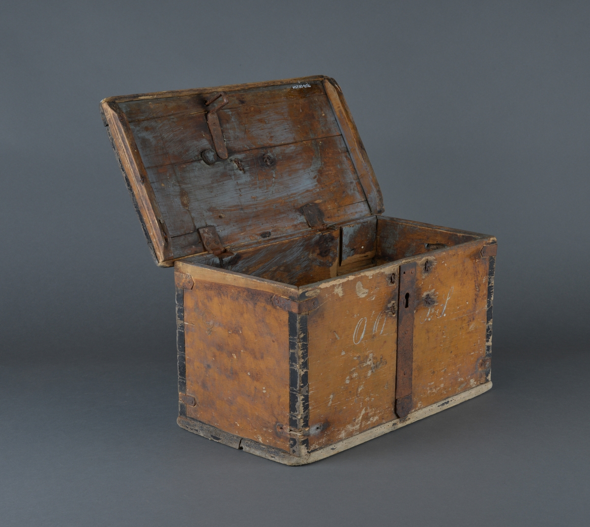 Trekiste for oppbevaring av ulike ting.
Jernbeslag i sidene og foran i låsedelen. Håndtak i jern i lokket.