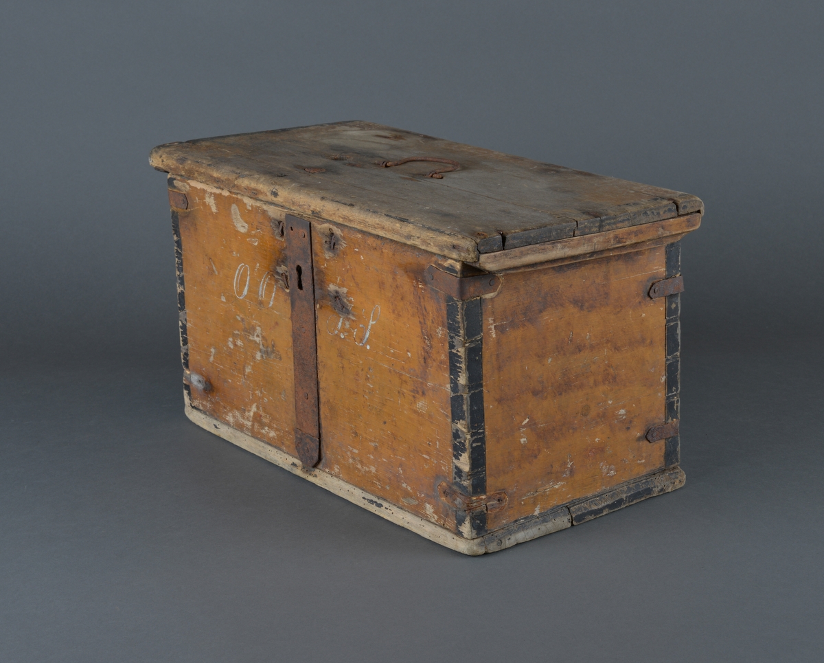 Trekiste for oppbevaring av ulike ting.
Jernbeslag i sidene og foran i låsedelen. Håndtak i jern i lokket.