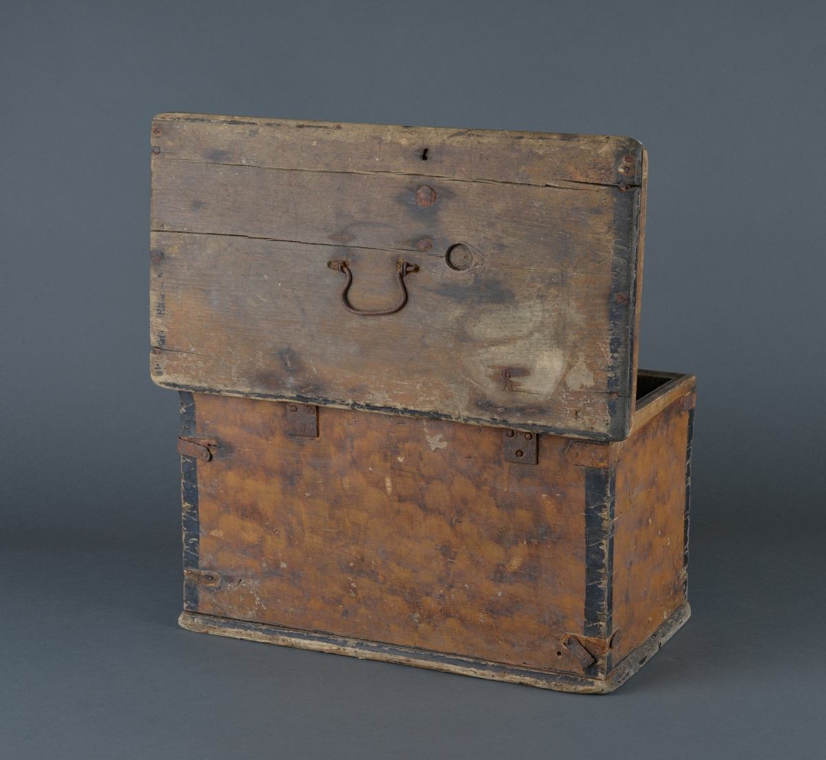 Trekiste for oppbevaring av ulike ting.
Jernbeslag i sidene og foran i låsedelen. Håndtak i jern i lokket.