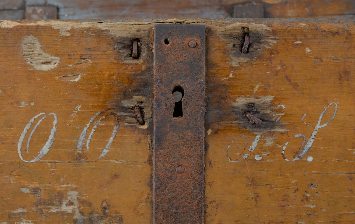 Trekiste for oppbevaring av ulike ting.
Jernbeslag i sidene og foran i låsedelen. Håndtak i jern i lokket.