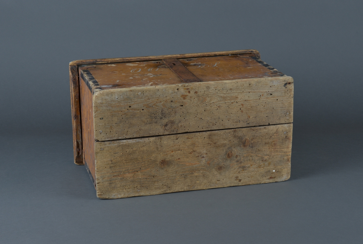 Trekiste for oppbevaring av ulike ting.
Jernbeslag i sidene og foran i låsedelen. Håndtak i jern i lokket.