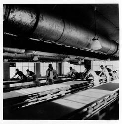 Interiörbild från SILFAs tryckeri. Vid de långa tryckborden 