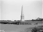 Stångebromonumentet vid Stångåns östra strand i Linköping, kort före den officiella invigen som kom att ske den 25 september 1898.