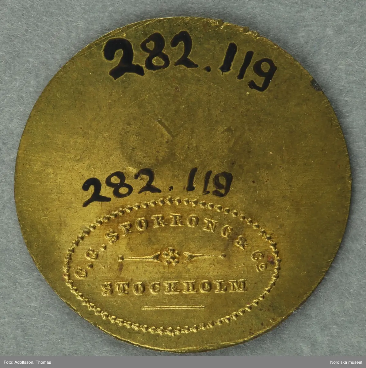 Huvudliggaren:
"Pollett, restaurangpollett; mässing, rund; åtsidan '100' och 'öre', samt 'HOTEL PHOENIX A ENGSTRÖM'; frånsidan 'C C Sporrong & Co Stockholm'; Hotel Phoenix, Stockholm. Ciam 2,8 cm. [Tillverkare] C C Sporrong & Co, Sthlm.
G. 1/4 1970 Direktör Tore Wretman, Stockholm."