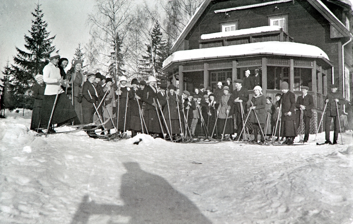 Hamar lærerskole på utflukt med ski, besøker Bellevue kafeteria,