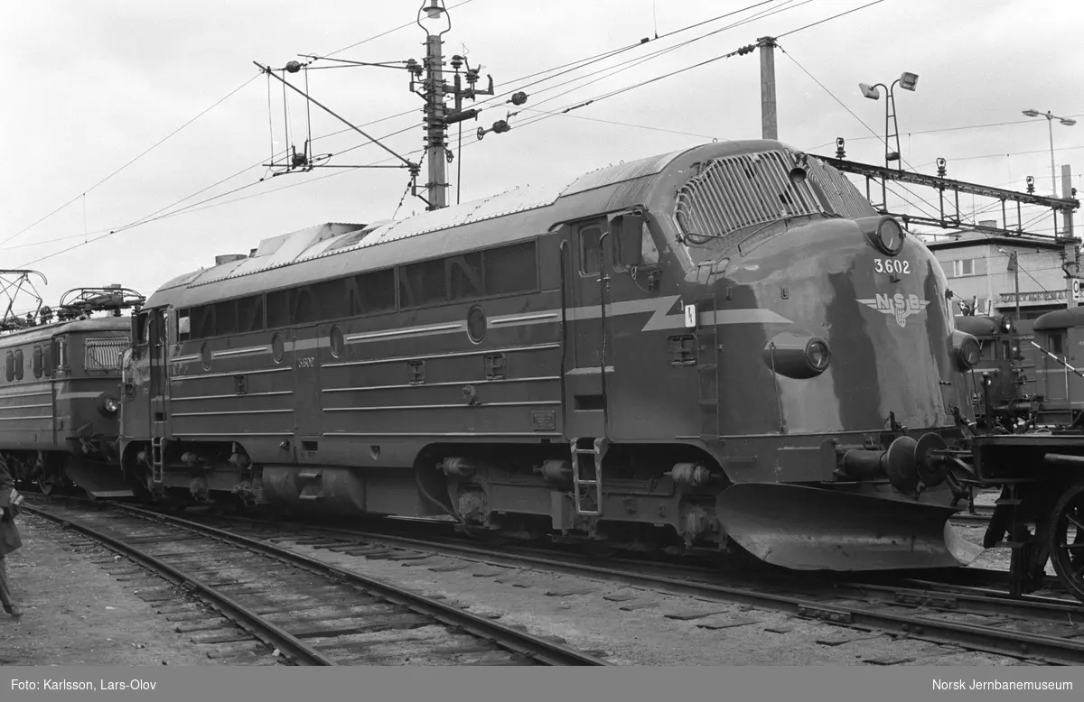 Diesellokomotiv Di 3 602 utenfor lokomotivstallen på Hamar stasjon