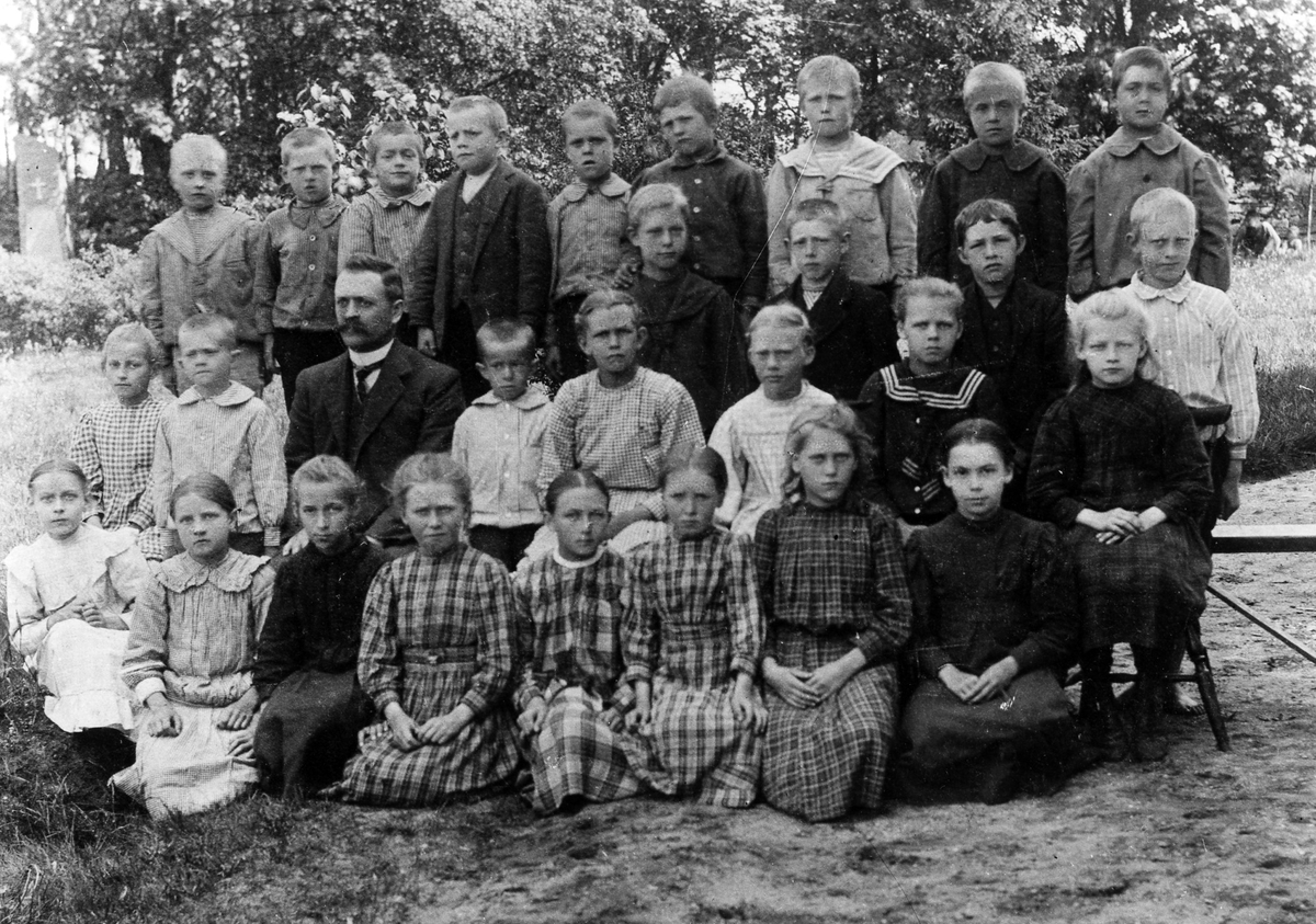 Ett tjugotal elever samt deras lärare Herman Edqvist på Hemsjö Kyrkskola 1912.

Från vänster längst bak: 
Johan Dahlberg, Österdal
Gustav Olsson, Sörbogården
Anders Svensson, Brasegården
Anders Svensson, Krok
Karl Dahl, Stommen (Göteborg) 
Anders Johansson, Färgenäs (Göteborg) 
Harald Magnusson, Stommen
Karl Bergman, Pålstorp (Göteborg) 
Sven Svensson, Bergagården

Andra raden, från vänster: 
Albin Norlin, Väsenbo
Albert Karlsson, Ryd (Torska) 
Sven Andersson, Brasegården
Erik Andersson, Pålstorp

Tredje raden, från vänster: 
Ester Andersson, Pålstorp
Fritjof Edqvist, Kyrkskolan
Herman Edqvist, Lärare
Paul Edqvist, Kyrkskolan
Signe Kärrman, Ryd
Ingeborg Olsson, Färgenäs (Göteborg?)
Greta Svensson, Skattegården
Matilda Söderberg, Gudmundsgården

Längst fram, från vänster: 
Signe Nilsson, Dukärrslid
Karin Johansson, Högalid
Linnea Åsberg, Hästeryd
Ida Johansson, Högåsen
Bertha Pettersson, Ingared
Anna Johansson, Högåsen
Rut Ingeborg Holmberg, Rydholm
Karin Andersson, Grimbo (Göteborg)