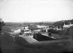 Vy över Tannefors sluss 1902. I slussen ses passagerarfartyget Nya Kinda. Fartyget seglade på kanalen mellan åren 1896 till 1912. Hon var beställd av Ångfartygsbolaget Linköping-Horn och byggd på Mälarvarvet i Stockholm. Till höger ses Linköpings vattenverk. I fonden staden.