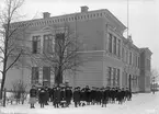 Vy mot Linköpings elementarläroverk för flickor en disig vinterdag 1902. Byggnaden uppfördes 1883 och löste då lokalfrågan för flickors högre utbildning i staden, som sedan 1867 var beslutad och från 1868 en realitet men tills nu varit husvill. För skolans ritningar stod den välrenommerade stockholmsarkitekten Axel Kumlien, som vid sidan av tio lärosalar skapade plats för gymnatik, bibliotek och bostad för skolans föreståndare samt rum för städerska. Skolan kom under 1940-talet ges nytt namn i Elsa Brändströms skola, själv elev på skolan vid tiden för bilden.