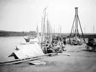 Linköpings hamn omkring år 1890. Sommartid kom fiskebåtar från kusten till Linköping för avsalu av främst salt strömming. Pålningskranen till höger visar på arbetet med en ny och efterlängtad hamnkran.