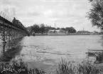 Vy mot Linköping hamn år 1900. I hamnen ligger S/S Wisingsö som trafikerade traden Jönköping-Stockholm.