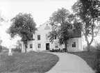 Stjärneviks säteri 1904. Vid tiden för bilden ägdes gården av Riddarhuset men arrenderades av Adolf Ludvig Edvard Nelzén, född i Loftahammar 1854. Möjligtvis är han mannen i dörröppningen.