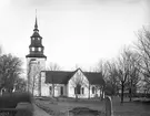 Örberga kyrka är en av Sveriges allra äldsta och kan utifrån så kallade dendrokronologiska undersökningar dateras till 1100-talets första del. Kyrkans korsarmar tillkom under följande århundrade och blickar man längre fram i tid har ytterligare förändringar åstadkommits. Det tydligaste tillägget är tornspiran som uppfördes år 1750. Vy från söder.