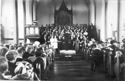 Felleskor sammensatt av flere kor synger i Skånland kirke ve