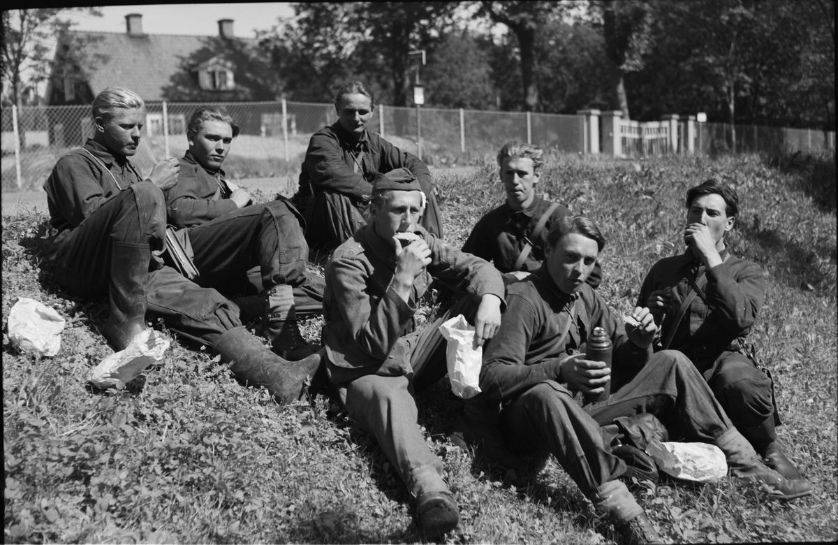 Militärer på rast, Uppland 1948