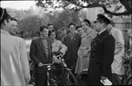 Polis talar med cyklister, Uppsala 1948