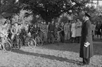 Polis talar med cyklister, Uppsala 1948