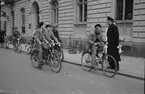 Polis övervakar cyklister, Uppsala 1948