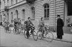 Polis övervakar cyklister, Uppsala 1948