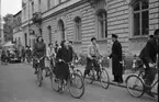 Polis övervakar cyklister, Uppsala 1948