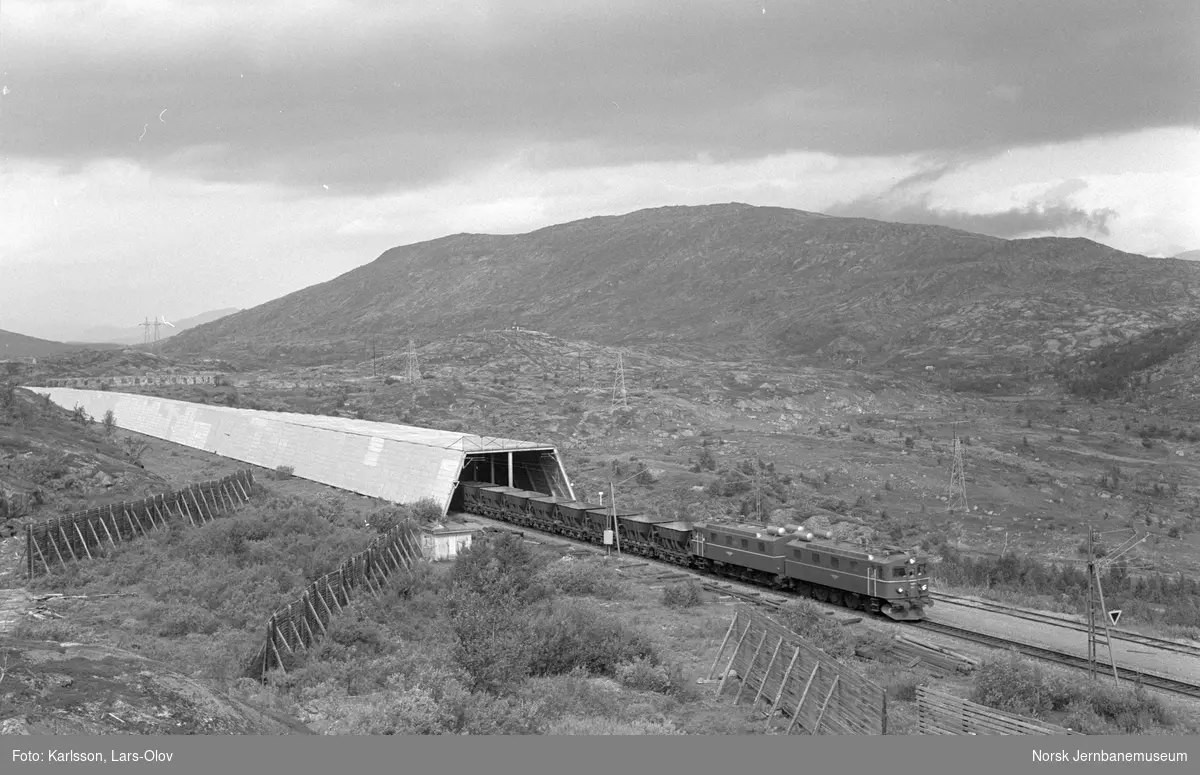 Elektrisk lokomotiv El 12 2113 og 2114 med tomme malmvogner fra Narvik til Kiruna på Riksgrensen stasjon