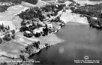 Flygfoto över Högsjö vårdhem och kyrka 1952 eller 1953.