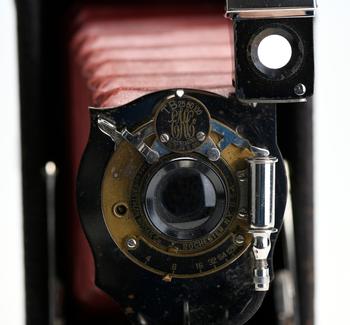 Et belgkamera for 116-film fra Kodak. No. 1A Folding pocket ble laget i flere versjoner mellom 1899 og 1915 og var det første kameraet fra Kodak til å bruke 116-film. Av de fire versjonene (Model A, B, C, D) var denne Model D den første til å ha en objektivplate i metall, mens de tidligere versjonene hadde en objektivplate i tre. 

Kameraet tar bilder på 6,5x11 cm. Det har 3 lukkertider i tillegg til åpen lukker (B). I tillegg til lukkeren på objektivet har kameraet også en snorutløser. På skinnen som belgen er festet i er det et lite hjul for å stoppe belgen i ulike posisjoner merket med fokusavstand. Det er en søker foran på objektivplaten som kan roteres for å ta landskapsbilder, og søkeren har et deksel som kan vippes opp. Baksiden kan åpnes for å sette inn film, og det har et rødt vindu for å se om det er film i. Luken til belgen åpnes med en knapp på siden av kameraet, på luken er det en fot som kan brettes ut. Håndtak i skinn på toppen. Kameraet kommer i en veske av skinn. Med kameraet følger også en mekanisk opptrekkbar selvutløser som kan festes på enden av snorutløseren.