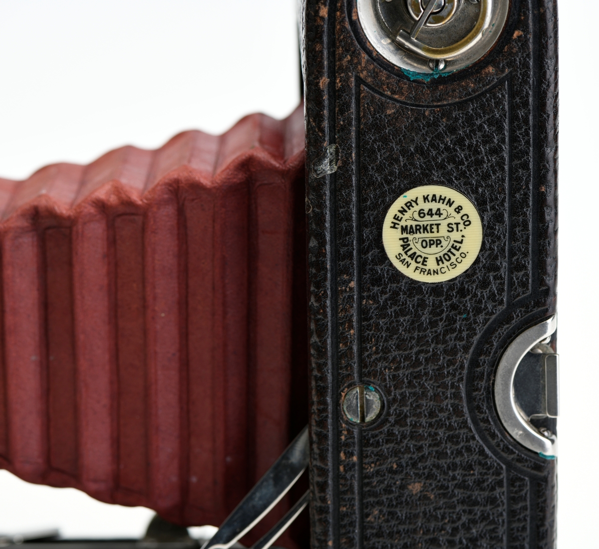 Et belgkamera for 116-film fra Kodak. No. 1A Folding pocket ble laget i flere versjoner mellom 1899 og 1915 og var det første kameraet fra Kodak til å bruke 116-film. Av de fire versjonene (Model A, B, C, D) var denne Model D den første til å ha en objektivplate i metall, mens de tidligere versjonene hadde en objektivplate i tre. 

Kameraet tar bilder på 6,5x11 cm. Det har 3 lukkertider i tillegg til åpen lukker (B). I tillegg til lukkeren på objektivet har kameraet også en snorutløser. På skinnen som belgen er festet i er det et lite hjul for å stoppe belgen i ulike posisjoner merket med fokusavstand. Det er en søker foran på objektivplaten som kan roteres for å ta landskapsbilder, og søkeren har et deksel som kan vippes opp. Baksiden kan åpnes for å sette inn film, og det har et rødt vindu for å se om det er film i. Luken til belgen åpnes med en knapp på siden av kameraet, på luken er det en fot som kan brettes ut. Håndtak i skinn på toppen. Kameraet kommer i en veske av skinn. Med kameraet følger også en mekanisk opptrekkbar selvutløser som kan festes på enden av snorutløseren.