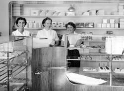 Tre kvinnor står bakom disken på Gustavs konditori, kv. Gust