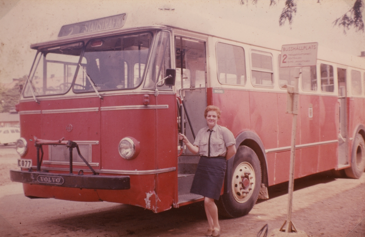 Buss E 877 Linköpingstrafiken linje 2, år 1966.
Bildtext: E 877 ASJ-Volvo, förare Siw Andersson. Linje 2 gick mellan Ril - Trädgårdstorget - Centralen - Danmarksgatan.