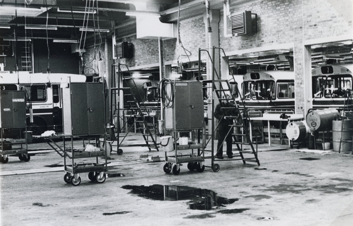 "Öppen dörr" hos busstrafiken, Barhällsgaraget, Linköping, år 1978