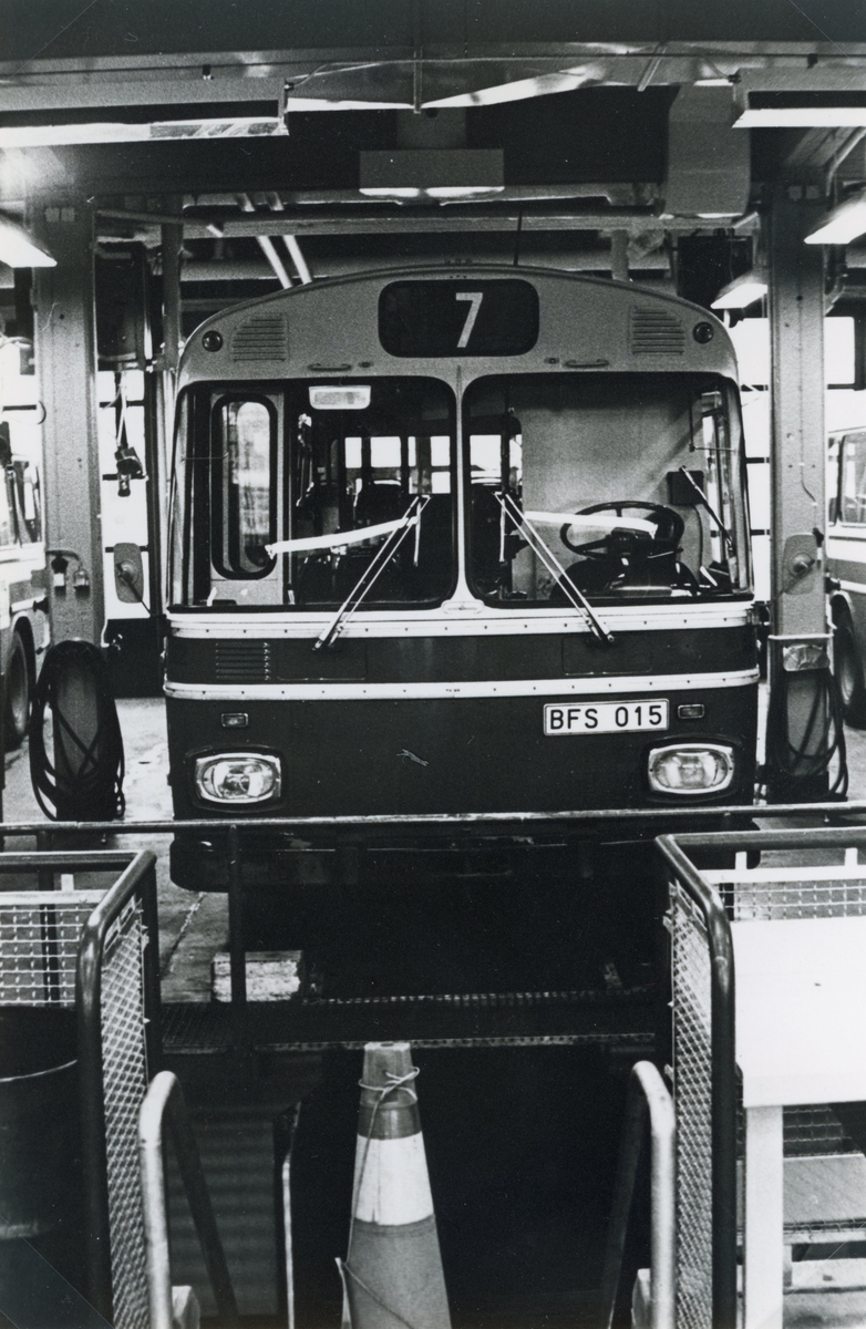 "Öppen dörr" hos busstrafiken, Barhällsgaraget, Linköping, år 1978