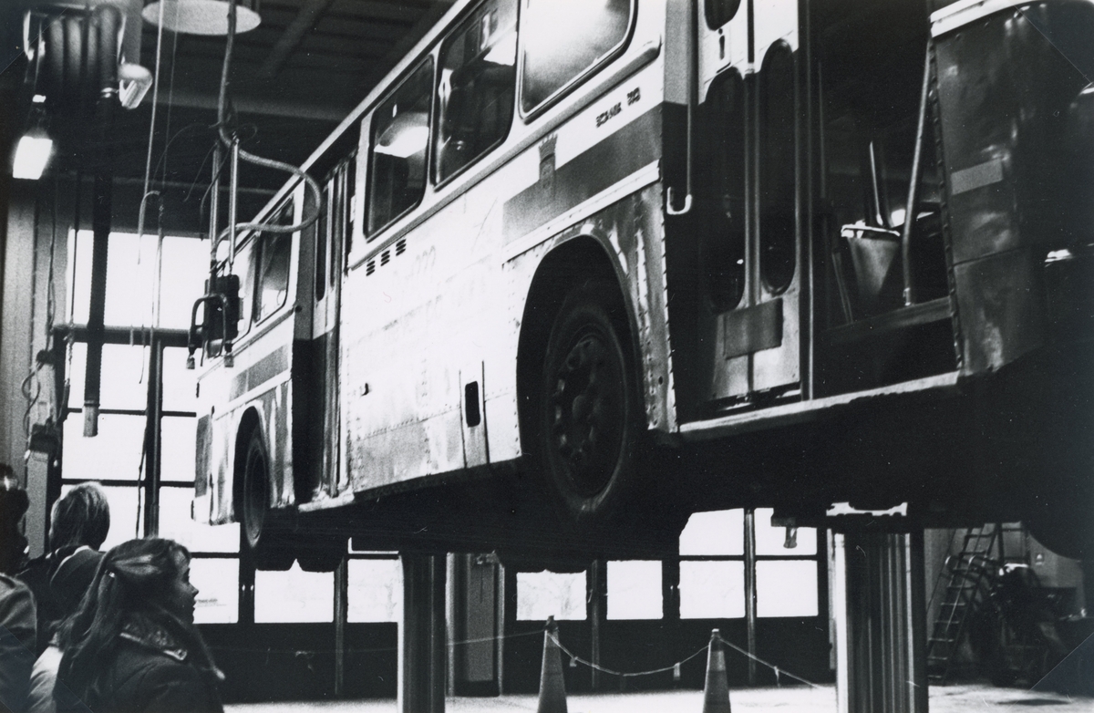 "Öppen dörr" hos busstrafiken, Barhällsgaraget, Linköping, år 1978