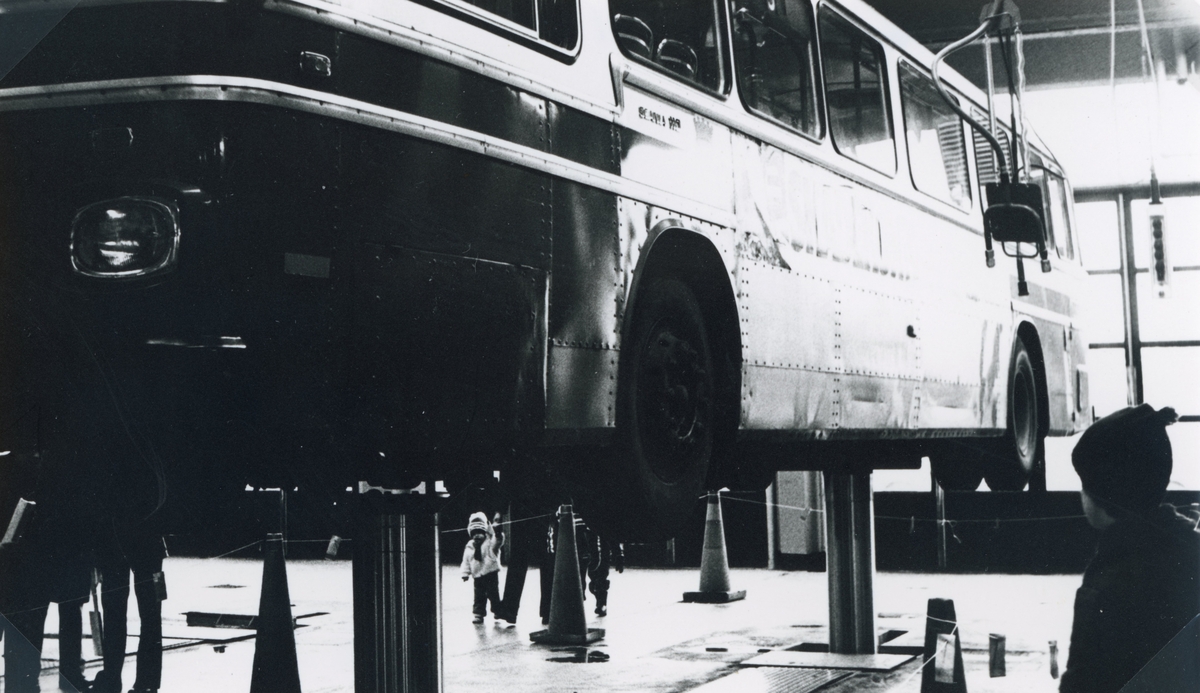 "Öppen dörr" hos busstrafiken, Barhällsgaraget, Linköping, år 1978