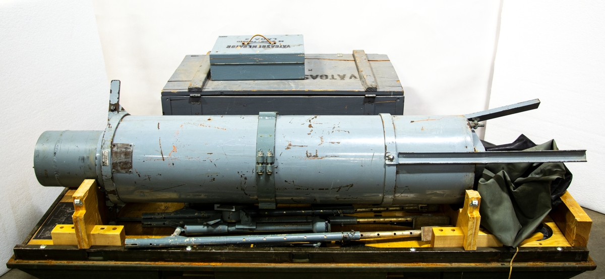 Vätgasgenerator förvaras i 3 lådor med tillhörande innehållsförteckning. För att säkerställa tillgång till vätgas i fält för meterologi konstruerades en vätgasgenerator. Den användes från mitten av 60-talet fram till början av 90-talet.