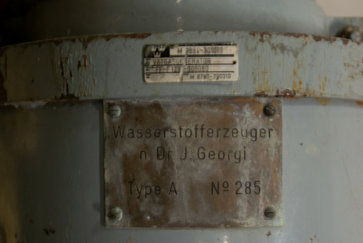 Vätgasgenerator förvaras i 3 lådor med tillhörande innehållsförteckning. För att säkerställa tillgång till vätgas i fält för meterologi konstruerades en vätgasgenerator. Den användes från mitten av 60-talet fram till början av 90-talet.