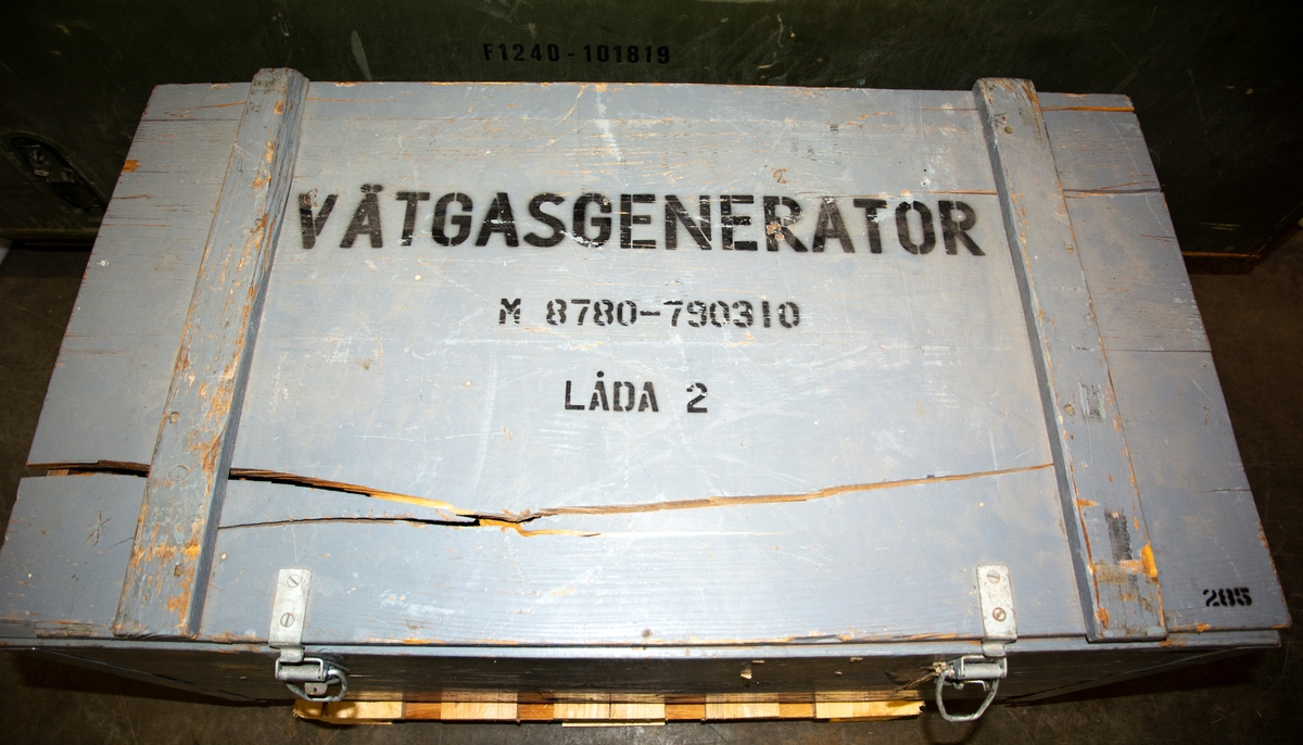 Vätgasgenerator förvaras i 3 lådor med tillhörande innehållsförteckning. För att säkerställa tillgång till vätgas i fält för meterologi konstruerades en vätgasgenerator. Den användes från mitten av 60-talet fram till början av 90-talet.