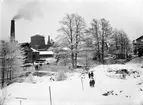 Motiv från Boxholms bruk 1903. De enskilda anläggningarna som skymtar i bakgrunen är Övre verket, masugnen, rostugnen, kvarnen (idag bruksmuseum), Svartån och sågverket. Det sistnämnda nedbrann 1939. Kvarnen är idag bruksmuseum.