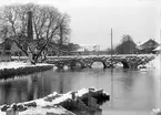 Boxholms bruk 1903. Vy mot den vackra landsvägsbron hitom det så kallade Övre verket. På bilden även brukets kvarn och sågverk. Notera plattformen i linden till vänster, där tjänstemännen stundom hade det muntert om ljumma kvällar. Efter klagomål från nykterhetsrörelsen på orten nedrevs den omkring 1905.