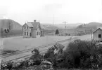 Stationshuset i Slätmon våren 1902. Till sommaren ska stationsföreståndare Ernst Uno Achates Phalén flytta in och ansvara för sin del av den då invigda Östra centralbanan mellan Linköping och Vimmerby. Redan till hösten avlöstes Phalén dock av stationsmästaren Carl Lindqvist.