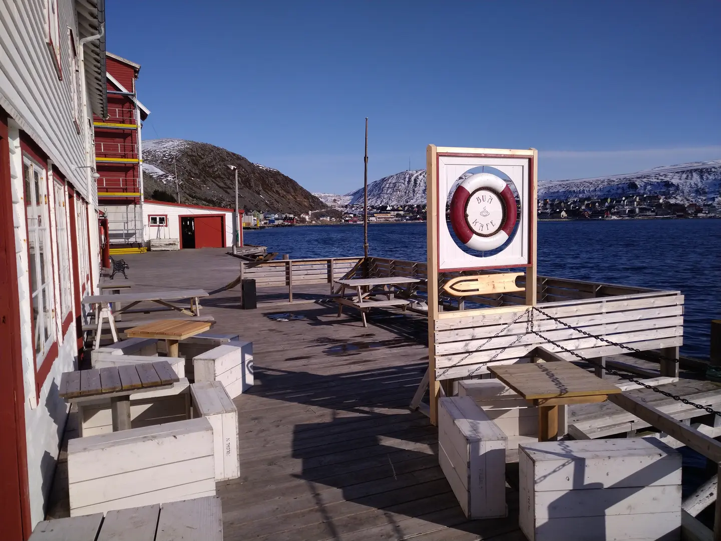 Kaia utenfor Foldalbruket i sollys.