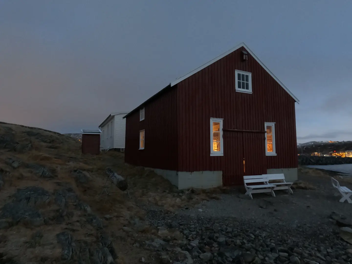 Fuglenesodden utendørsmuseum på kveldstid.