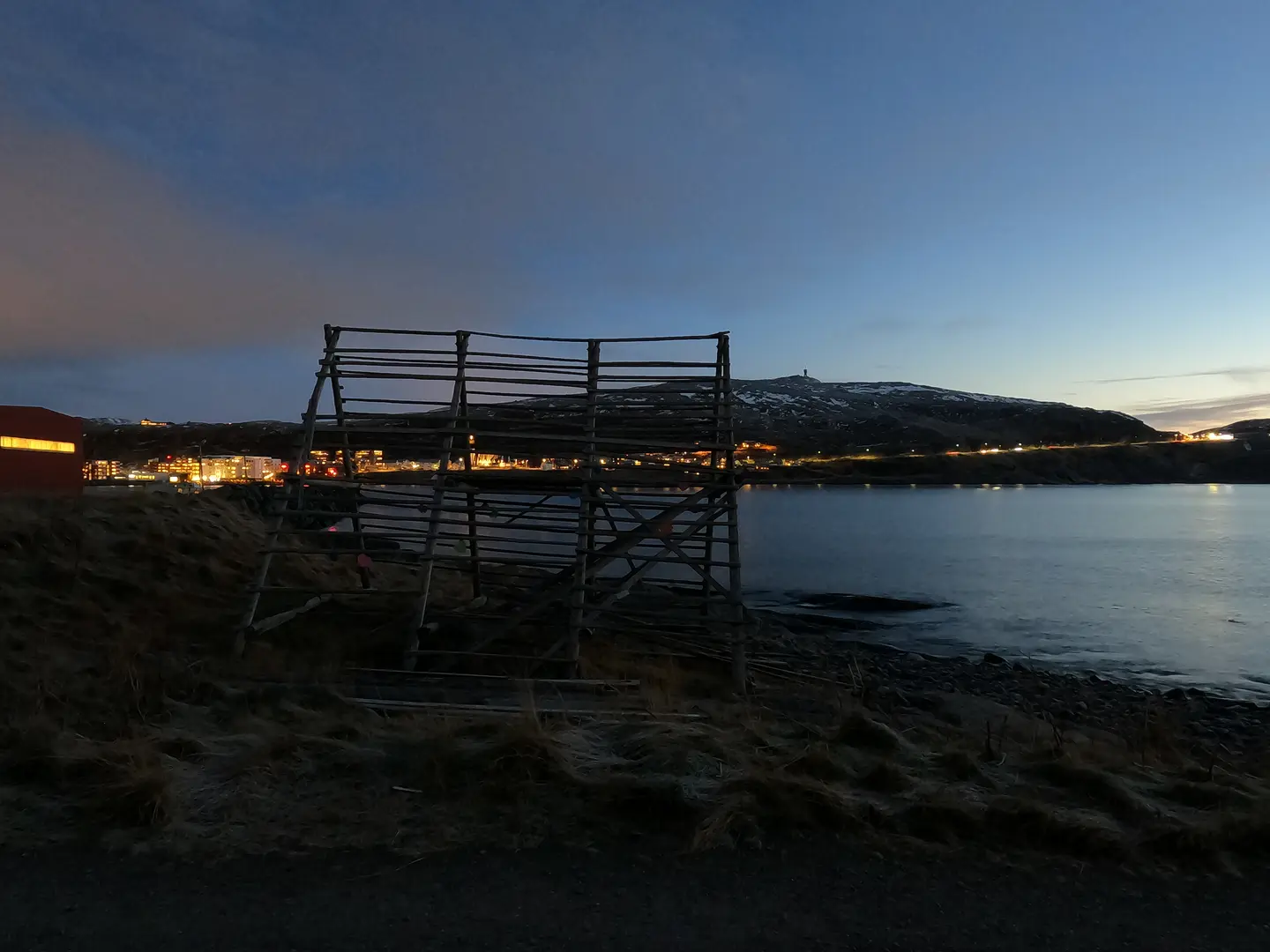 Fiskehjell på Fuglenesodden friluftsmuseum på kvelden.