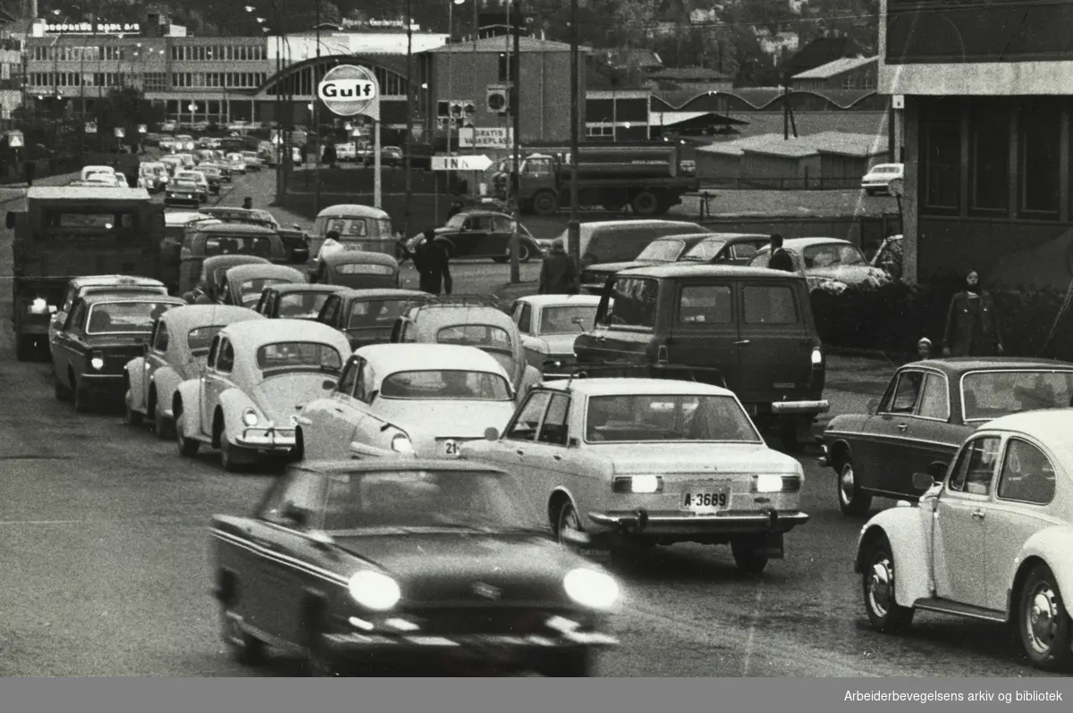 Sporveisstreiken i Oslo 1970. Endeløse bilkøer i Grenseveien.