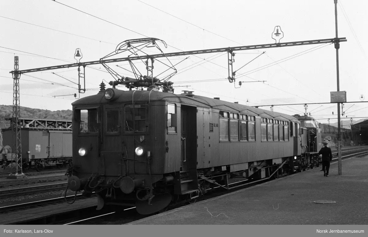 Diesellokomotiv Di 2 822 og elektrisk motorvogn BM 62 03 på Bjørnfjell stasjon