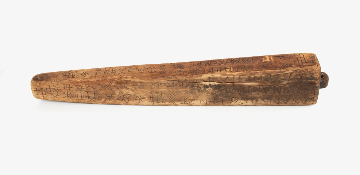 Bärränna. Trä. Från Nyfäbodarna, Enviken. 
Avsmalnade. Utsparat kort handtag. Inskrift: Las anno 1716 den 2/Den 31 Martivs/1715 den 23 ivnivs. 
Bottnen och sidorna äro dessutom fyllda med bomärke och eventuell andra tecken.