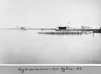 Sjöflygstationen vid Nybro, Roxen, 1927. Tälthangarer vid strandkanten och ett flygplan FVM S 25H på vattnet.