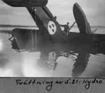 Spaningsflygplan FVM S1 (S.25H), nr 3222 ligger upp och ned vid Nybro, i sjön Roxen, den 28 juni 1927. Vy bakifrån. Två män i arbete vid flygplanet.